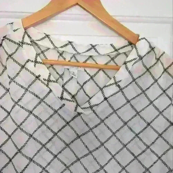 OLD NAVY |  Women's Black/White Sheer V-Neck Chain Pattern Blouse - Picture 3 of 4